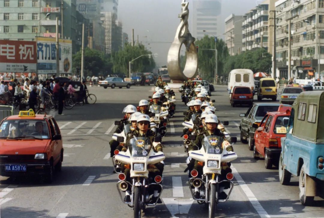 上世纪90年代,成都公安誓师大会成都公安誓师大会不变的飒爽英姿看!