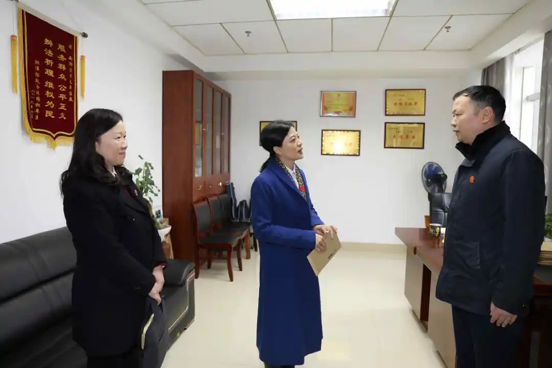 湖南高院领导到雨湖区法院慰问"全国办案标兵"李育君