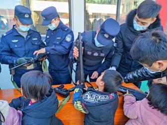 感谢警察叔叔给孩子们送来的警情应急处置演练《警察抓小偷》