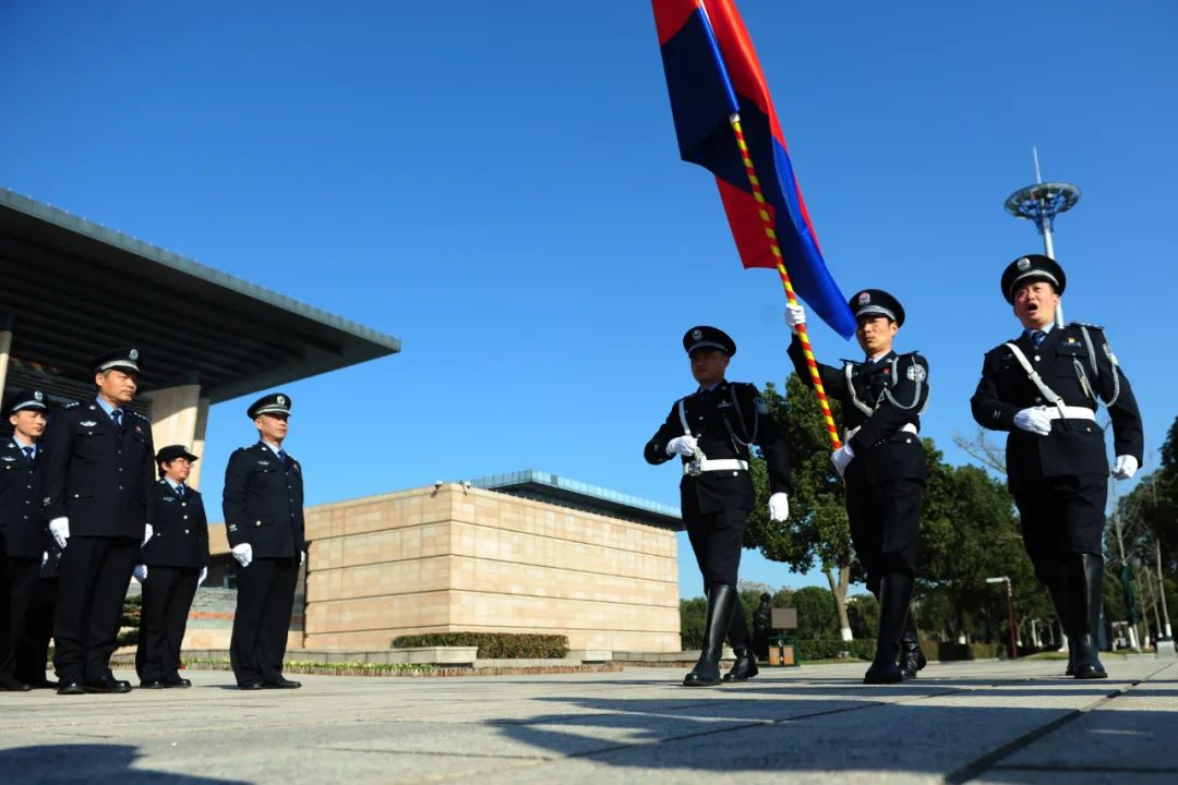 嘉兴中院举行司法警察警旗授旗仪式