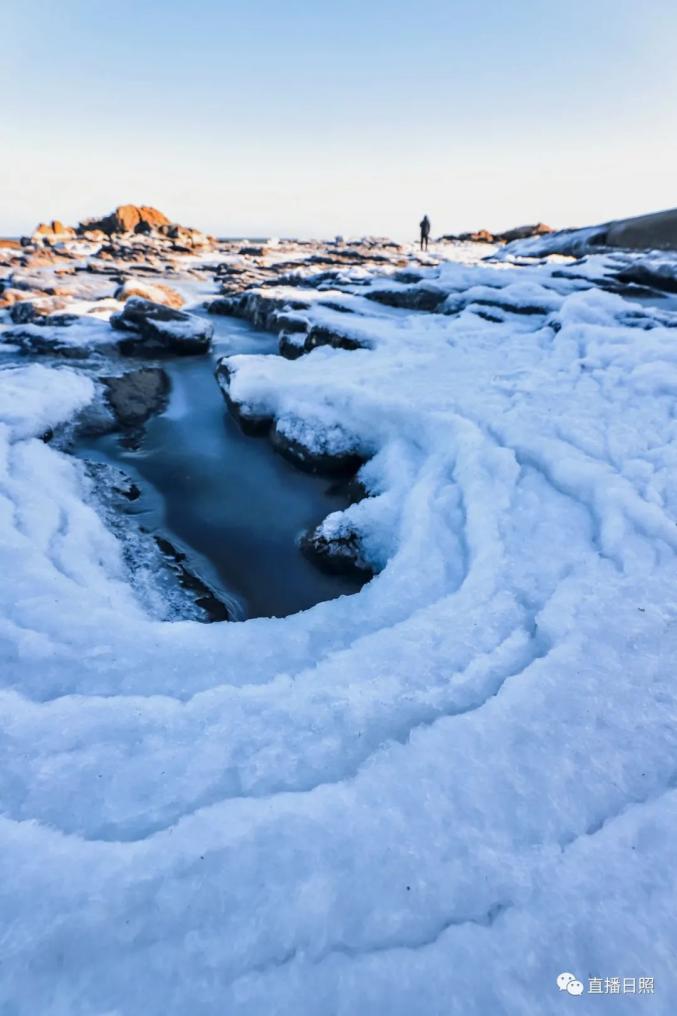 日照海边海冰裹礁石景观美如画
