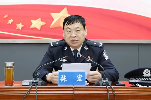 辅警学英模,争先进,营造人人奋勇当先的浓厚氛围,1月8日,市公安局举行