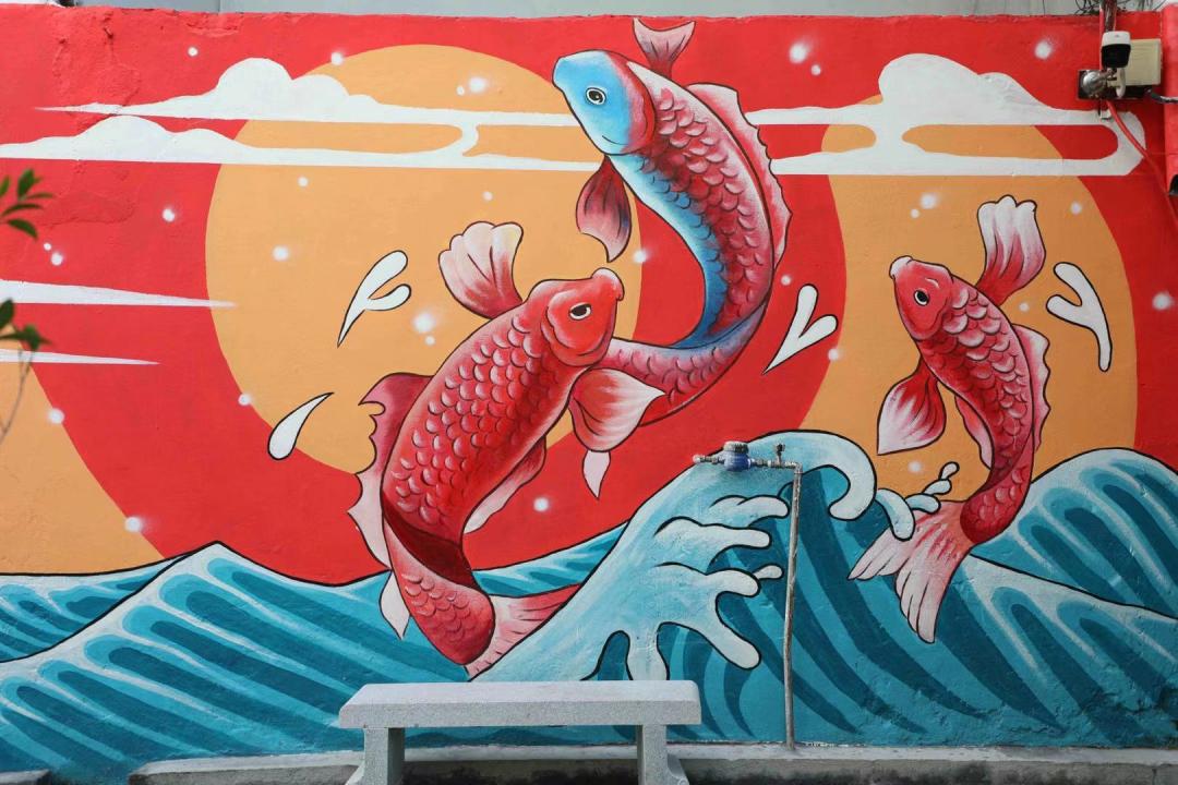 花朵,绿叶,小猫,鲤鱼……街道两旁画有生动逼真的墙绘,绘画给原本单一