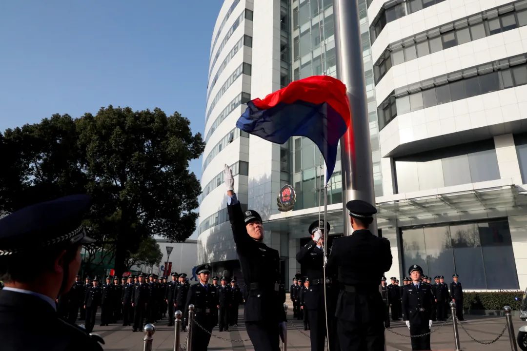 3展示人民警察的日常上海市公安局闵行分局特警支队民警丁莹还向网友