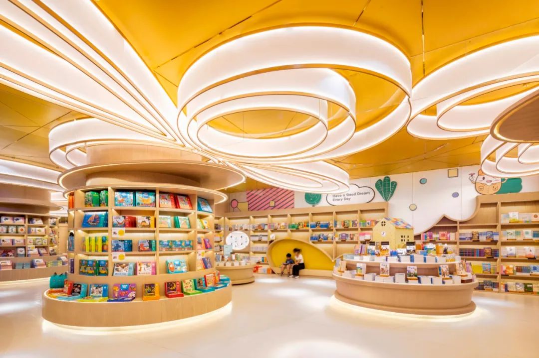 城南这家新开的彩虹书店宛如童话世界