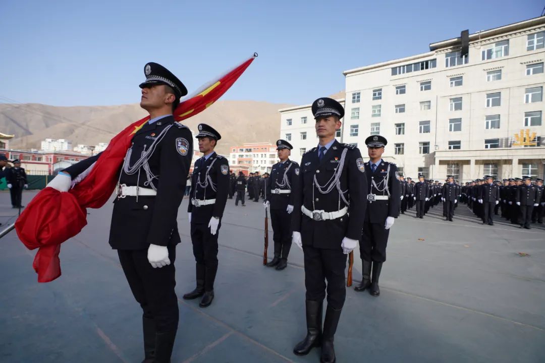 玉树公安举行升旗仪式庆祝首个中国人民警察节