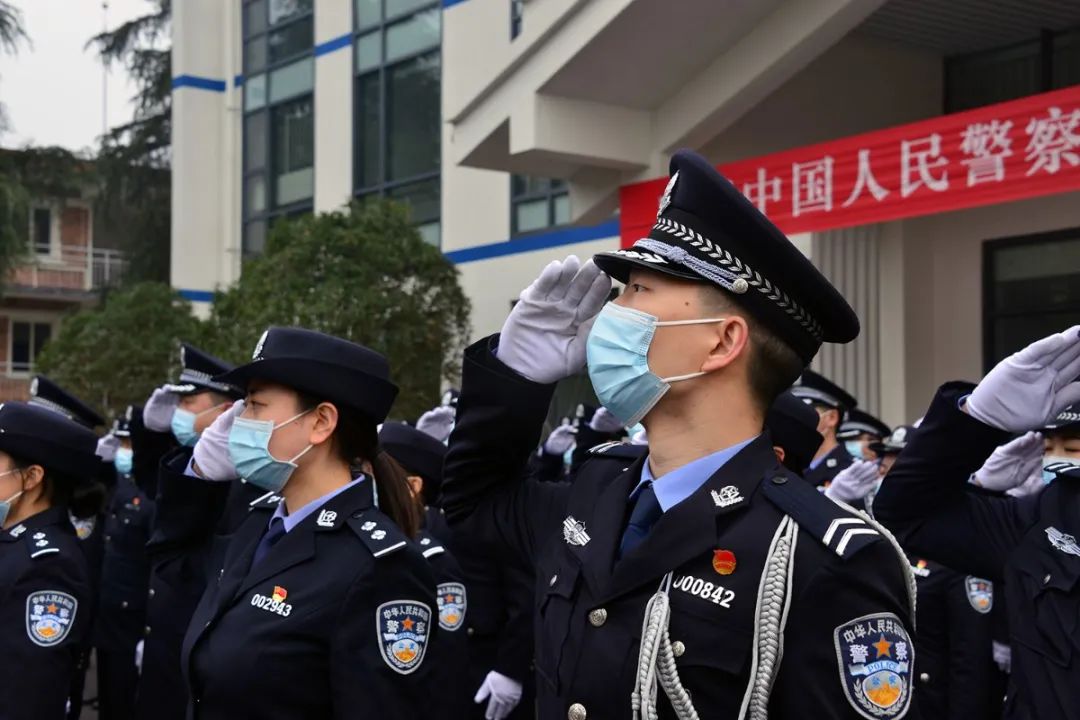 警察戴口罩敬礼图片