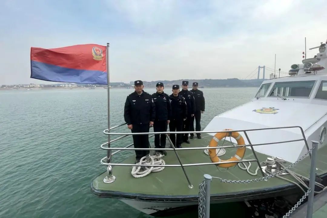 你好警察节敬礼向国旗警旗致敬长江航运公安局宜昌分局隆重庆祝首个