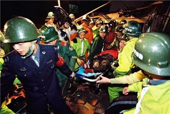 者2003年,合肥民警组成抗击非典应急小分队2008年5月12日汶川地震后