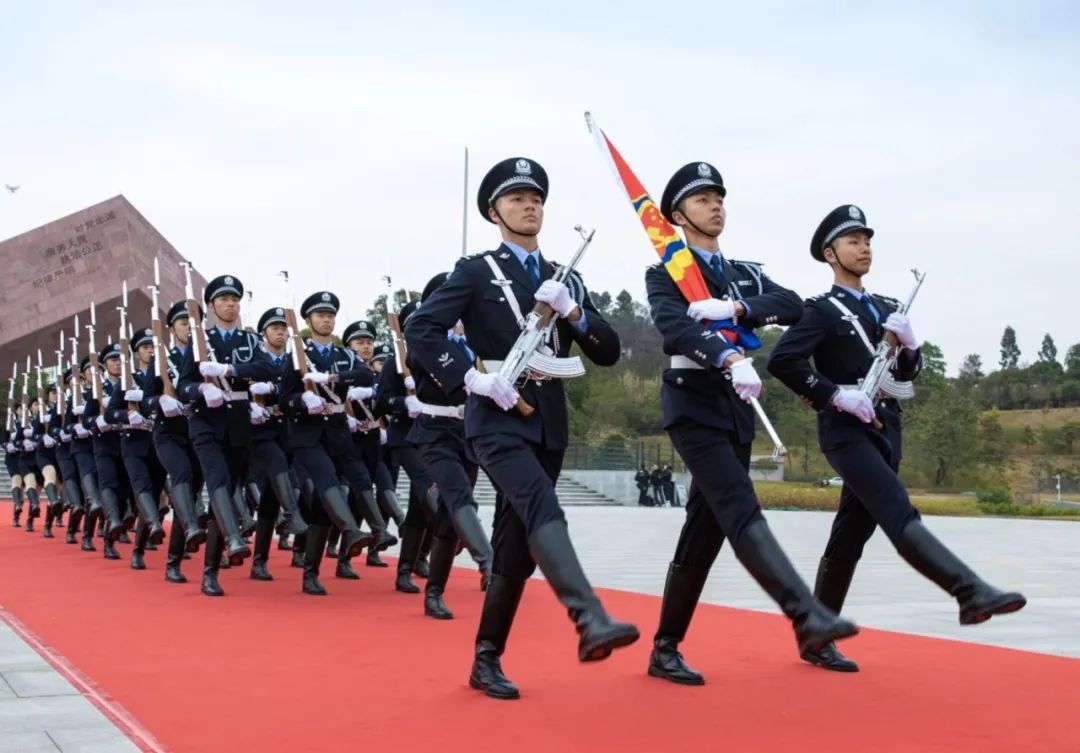 旗护卫队员英姿飒爽,气宇轩昂上午10时整热烈庆祝首个中国人民警察节!