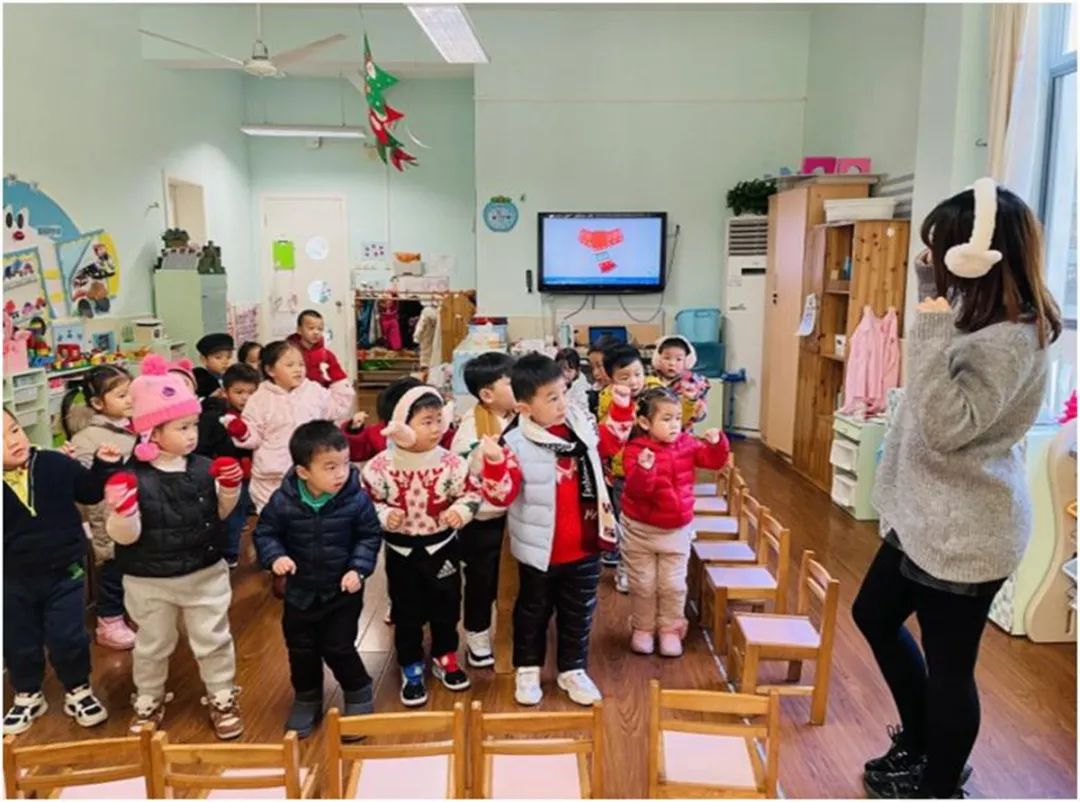 紫薇實驗幼兒園裡,保育員提早測試好水溫,確保孩子們洗手時能用上溫熱