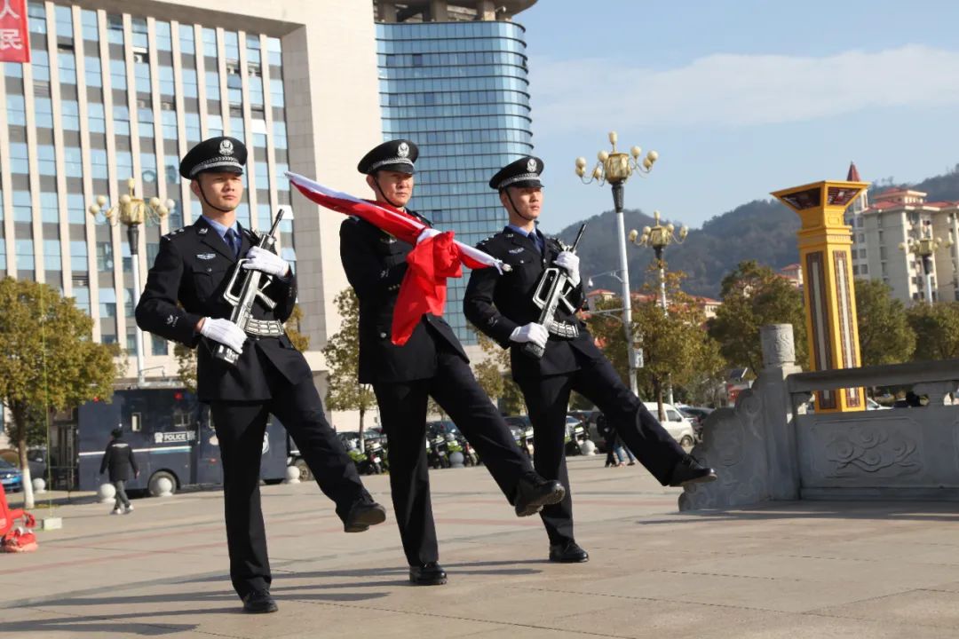 擎旗手護衛著國旗正步行進,步入現場,伴著雄壯有力的《義勇軍進行曲》