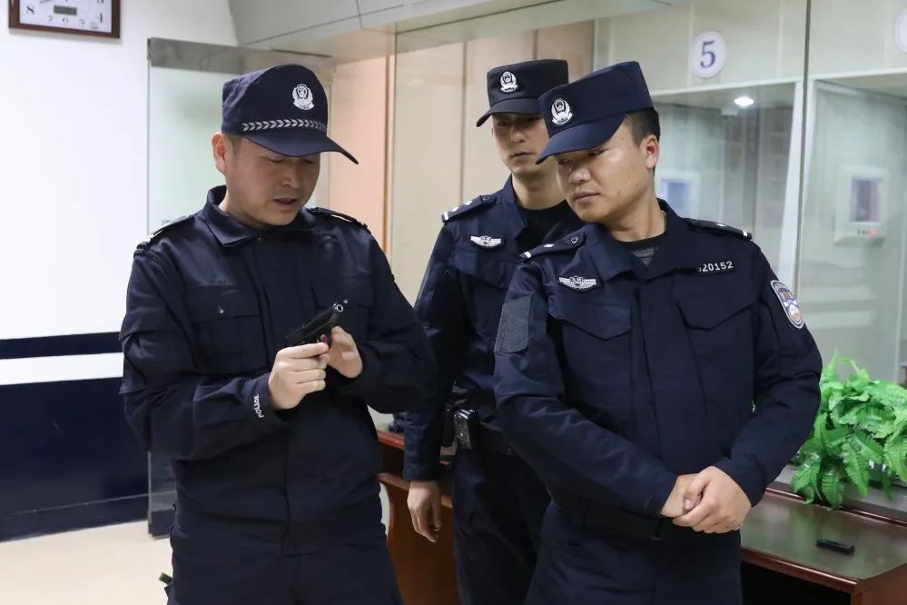 活动伊始,身着帅气警服的法警队员们集体肃立,在院司法警察大队队长