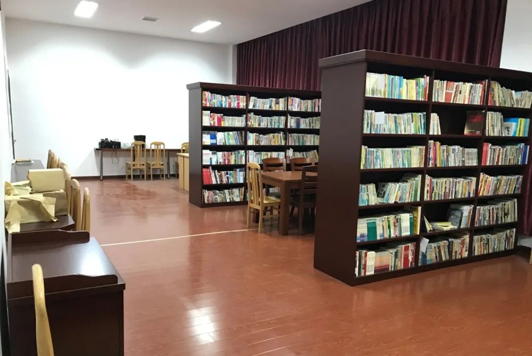 内有3000余册图书,并与慈溪市图书馆结对,定期更换阅览室内书目,让