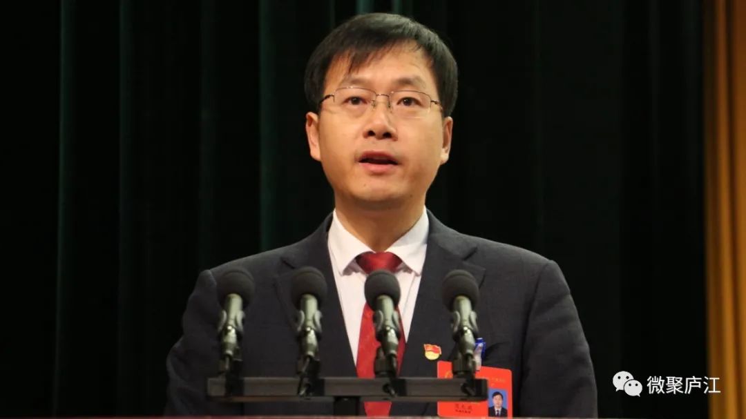 上午九时许,县人大常委会主任夏明生宣布:庐江县第十七届人民代表