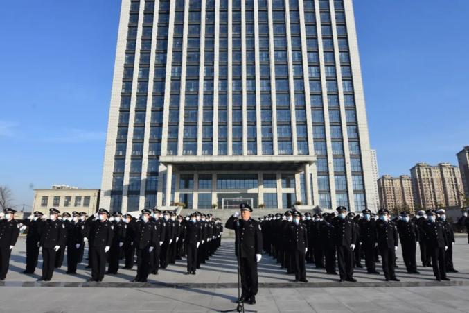 1月10日上午8时30分,灌云县公安局在110大楼广场举行首个人民警察节升