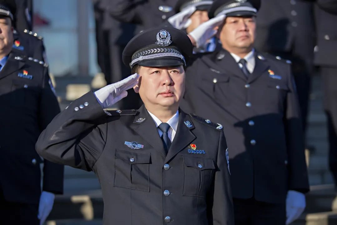 你好警察节双鸭山市公安局举行升警旗仪式庆祝首个中国人民警察节