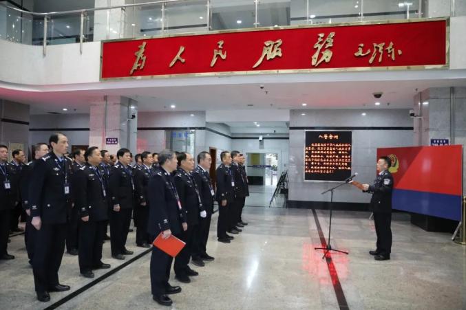 副市長,市公安局黨委書記,局長車麗華代表市公安局黨委向全市公安機關