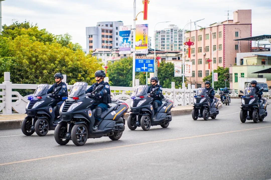 装甲车,铁骑特警新型摩托车,警车等装备组成的巡防队伍从市公安局出发