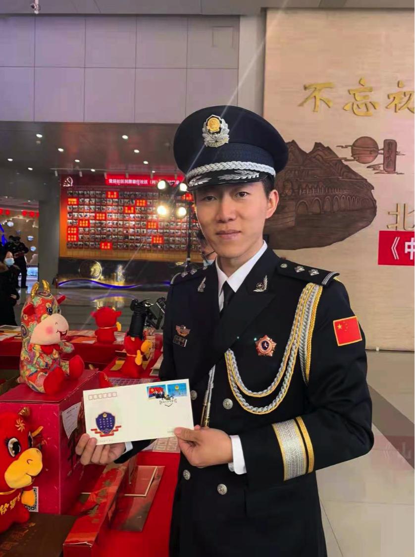 人民警察小姐姐收到节日礼物