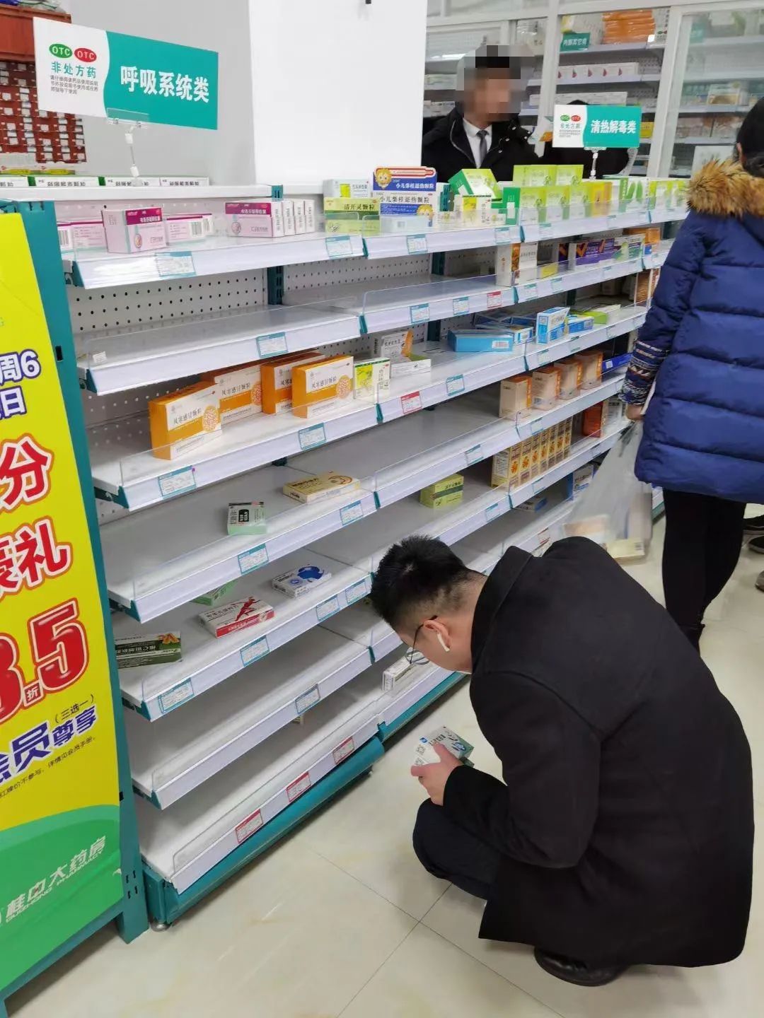 (图片来源:微信朋友圈▲在一些药店出现了购买大量感冒发烧类药物的