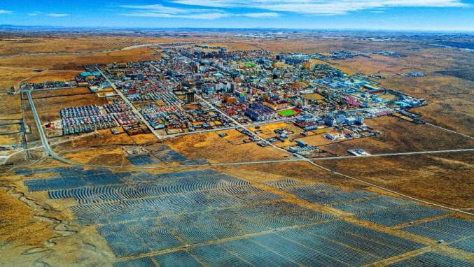 《玛曲县光伏发电》2020年11月16日拍摄的玛曲县尼玛镇光伏发电场面.