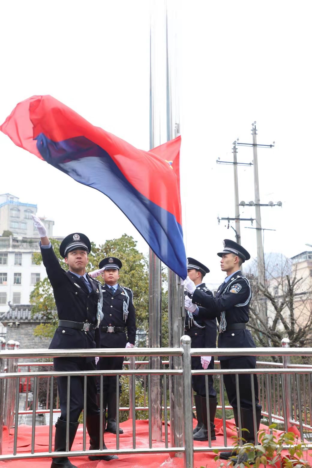 六盘水水城区公安局举行升旗仪式庆祝首个中国人民警察节_媒体_澎湃