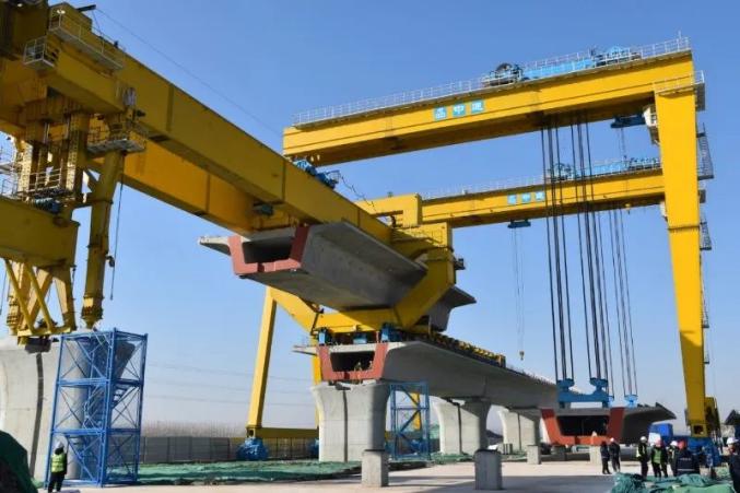 看聊城壮观郑济高铁聊城东制梁场箱梁上桥