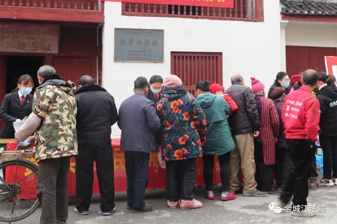 幹警們出現在金城江區河池鎮的街頭,在當地地標建築——紅軍標語樓前