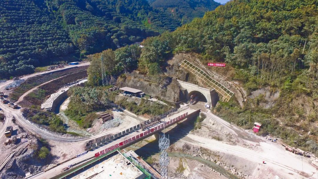 中老昆万铁路玉磨段勐松二号隧道贯通