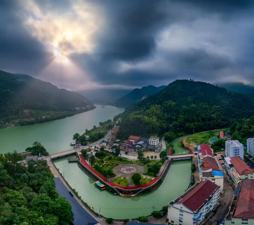 平和乡东方村雅坪村为珊溪镇仰山社区中心村,倚临风景旖旎的大水缸