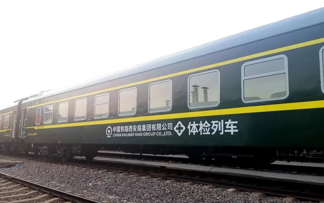 开进山区的体检列车