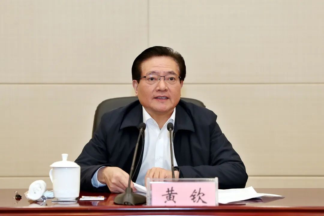 同志任市委统战部部长;免去陈德荣同志的市委常委,统战部部长职务,另