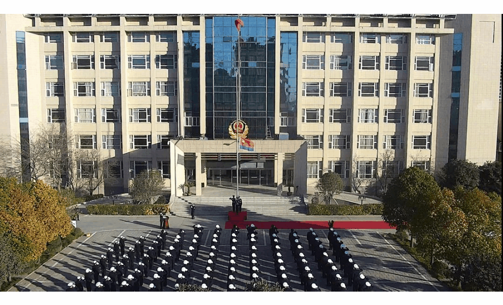 河南高速公安在飘扬的警旗下,许昌公安民警重温入警誓词,展示了他们