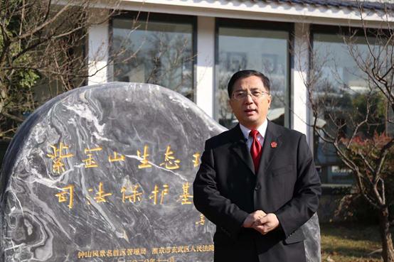 南京市玄武区法院副院长 高伟昔日几近绝迹的江豚,近年在江苏南京市