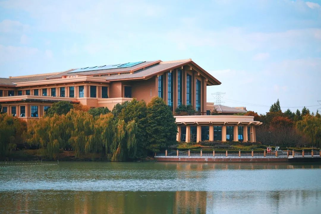 小黑板 61 以需育特以特促强追求卓越的上海政法学院 