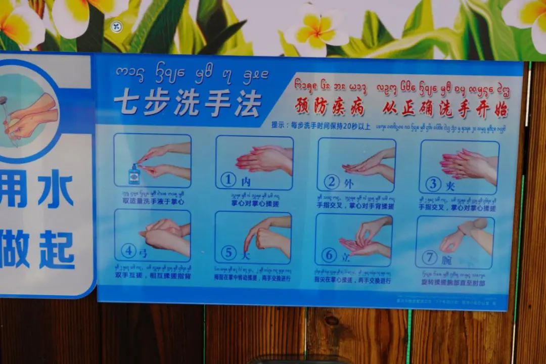 在勐泐文化广场,能看到好几个别具一格的流水洗手台,民族特色的傣顶