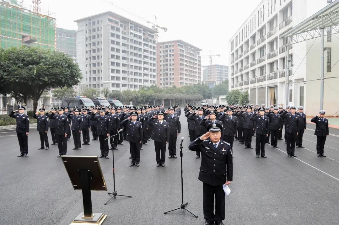 清晨,重慶市公安局渝北區分局在特警支隊隆重舉行首箇中國人民警察節