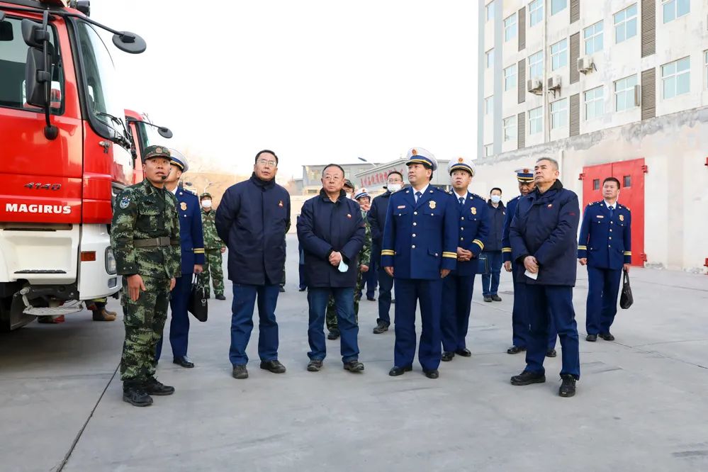 在北京華聯購物中心,陸軍聽取單位消防安全負責人日常消防安全管理