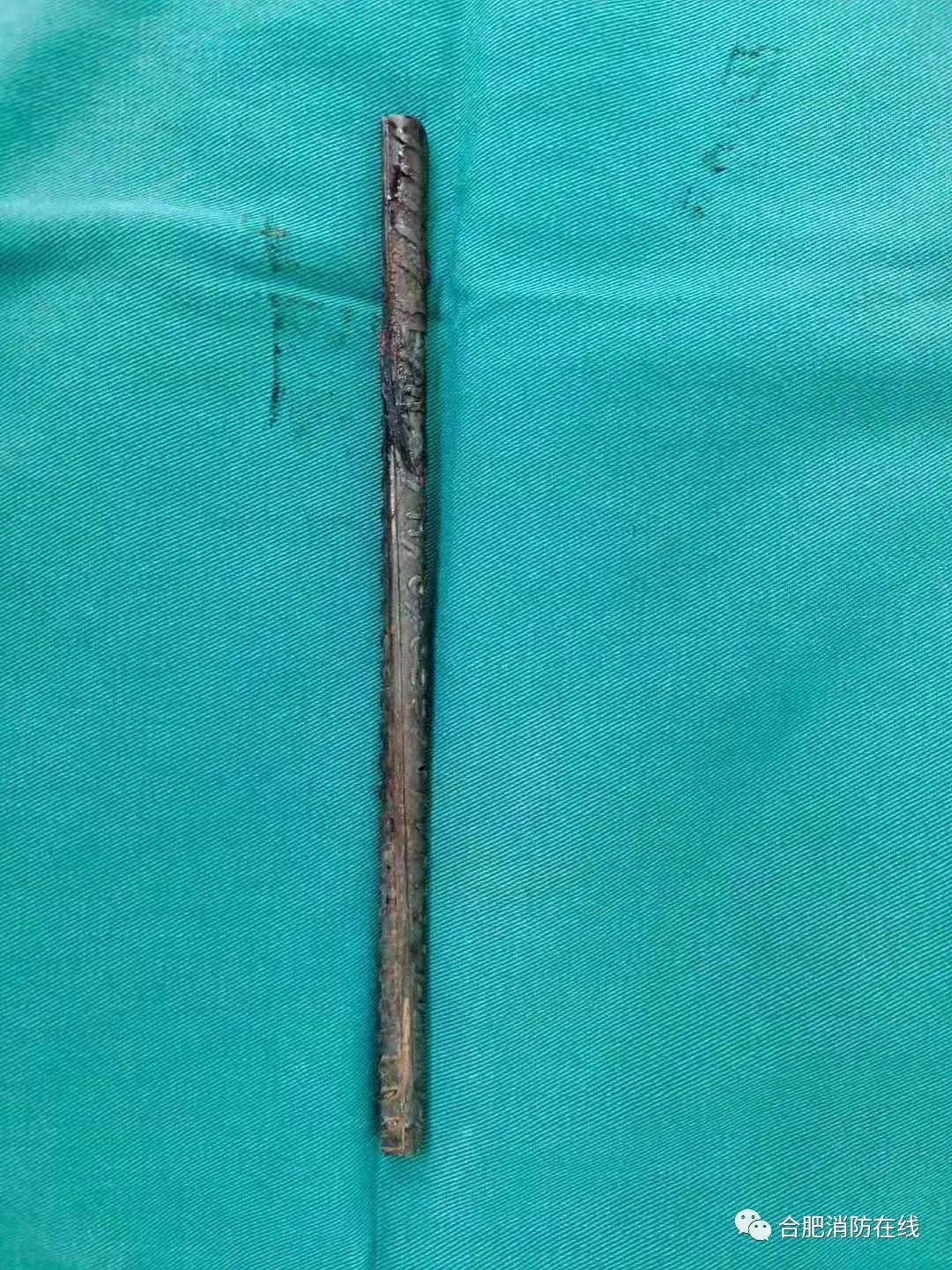 紧急施救一小伙遭钢筋直插头颅