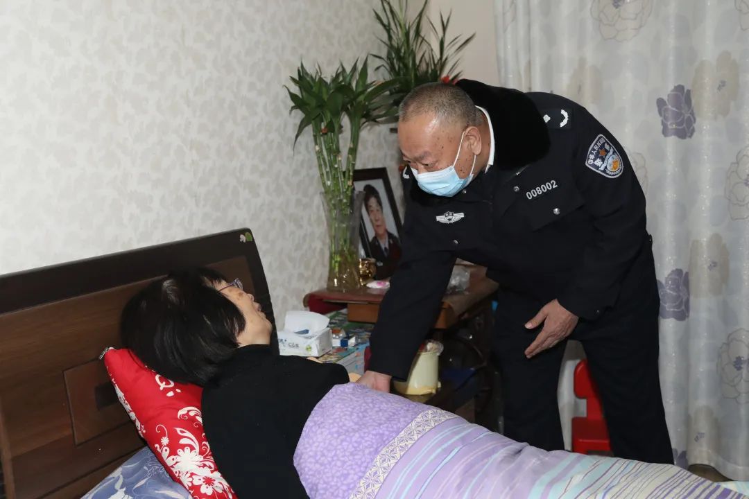 省公安厅政治部主任公培明一行吊唁因公牺牲民警王涛并看望慰问家属