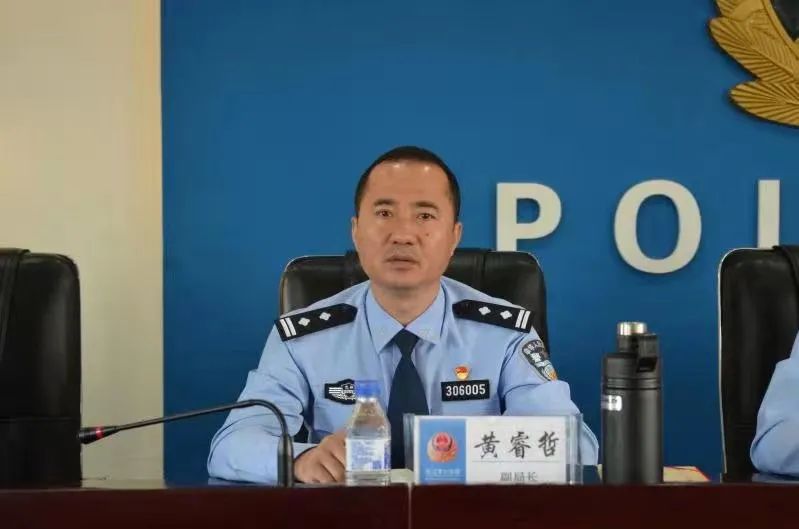 "黄局一脚踹开房门,第一个冲进屋内,瞬间把涉黑一号主犯李某死死压在