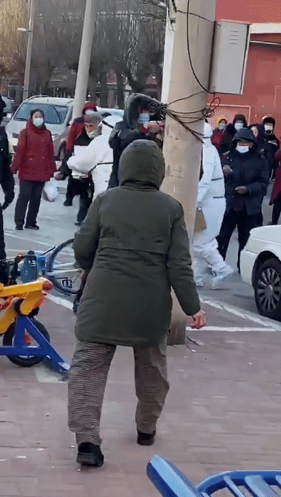 核酸检测时插队殴打谩骂民警父亲获刑十个月儿子获刑一年