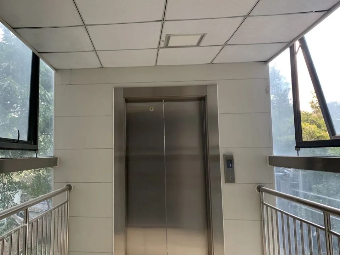 大门对着电梯侧面墙图片