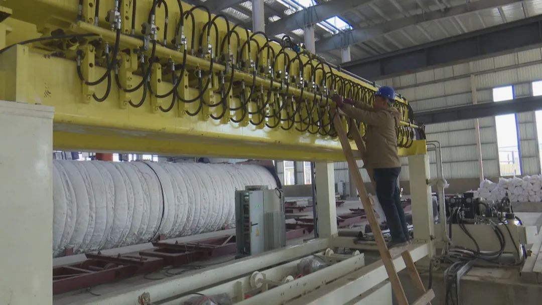 区"两会"指出,要聚焦转型升级,加快动能转换,厚植实体经济的发展基础.