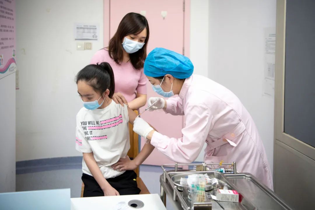 在湖北省妇幼保健院，护士为一名女孩注射国产HPV疫苗。新华社记者 熊琦/摄