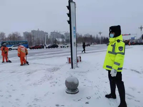 梅河口女交警图片