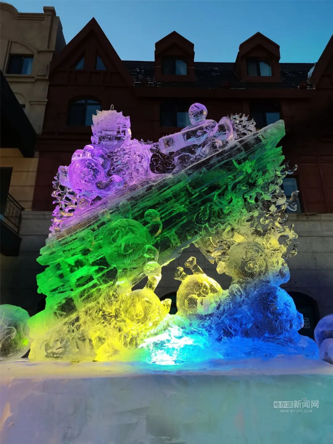 200多座冰雕作品亮相兆麟公园丨今年兆麟公园里的冰雕突显艺术范儿