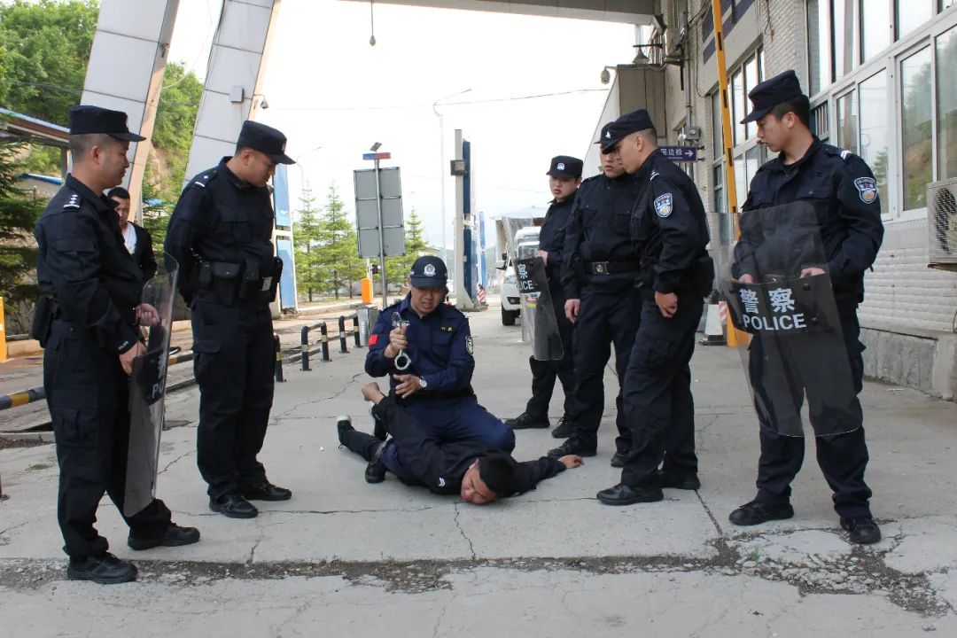 你好110以四特队训淬炼珲春特巡警必胜之基