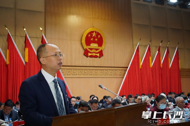 芙蓉区委副书记、区长周春晖代表区人民政府作《政府工作报告》。通讯员文进摄